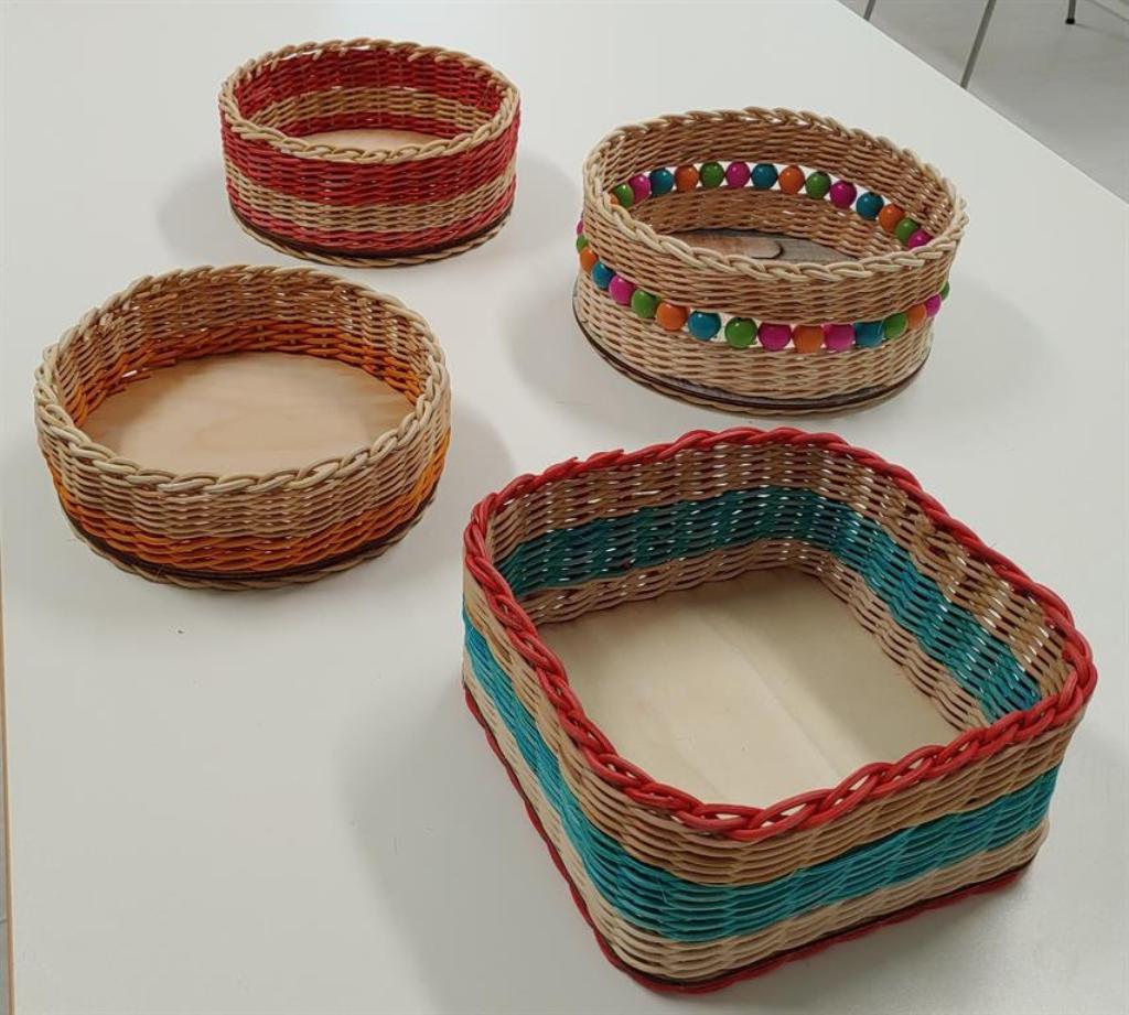 Vier Körbchen aus Peddigrohr geflochten zeigen die Vielfalt dieser Technik.